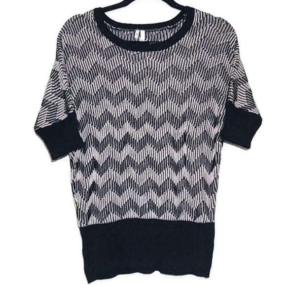 🆕️ Studio Y Chevron Top - Picture 1 of 6